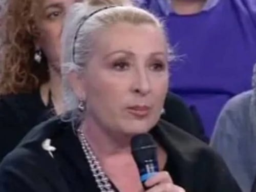 "Ciao Amica mia". Lutto a Uomini e donne: è morta Paola