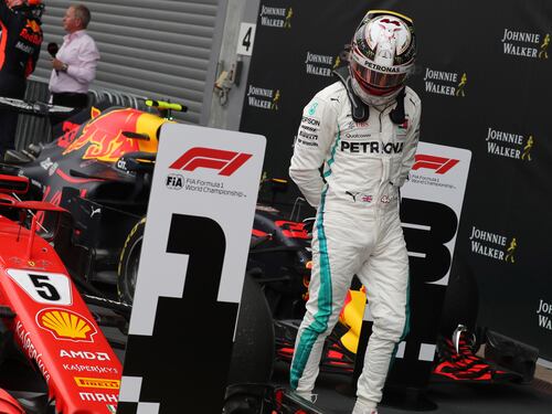 L'inchino di Hamilton alla Rossa di Marchionne