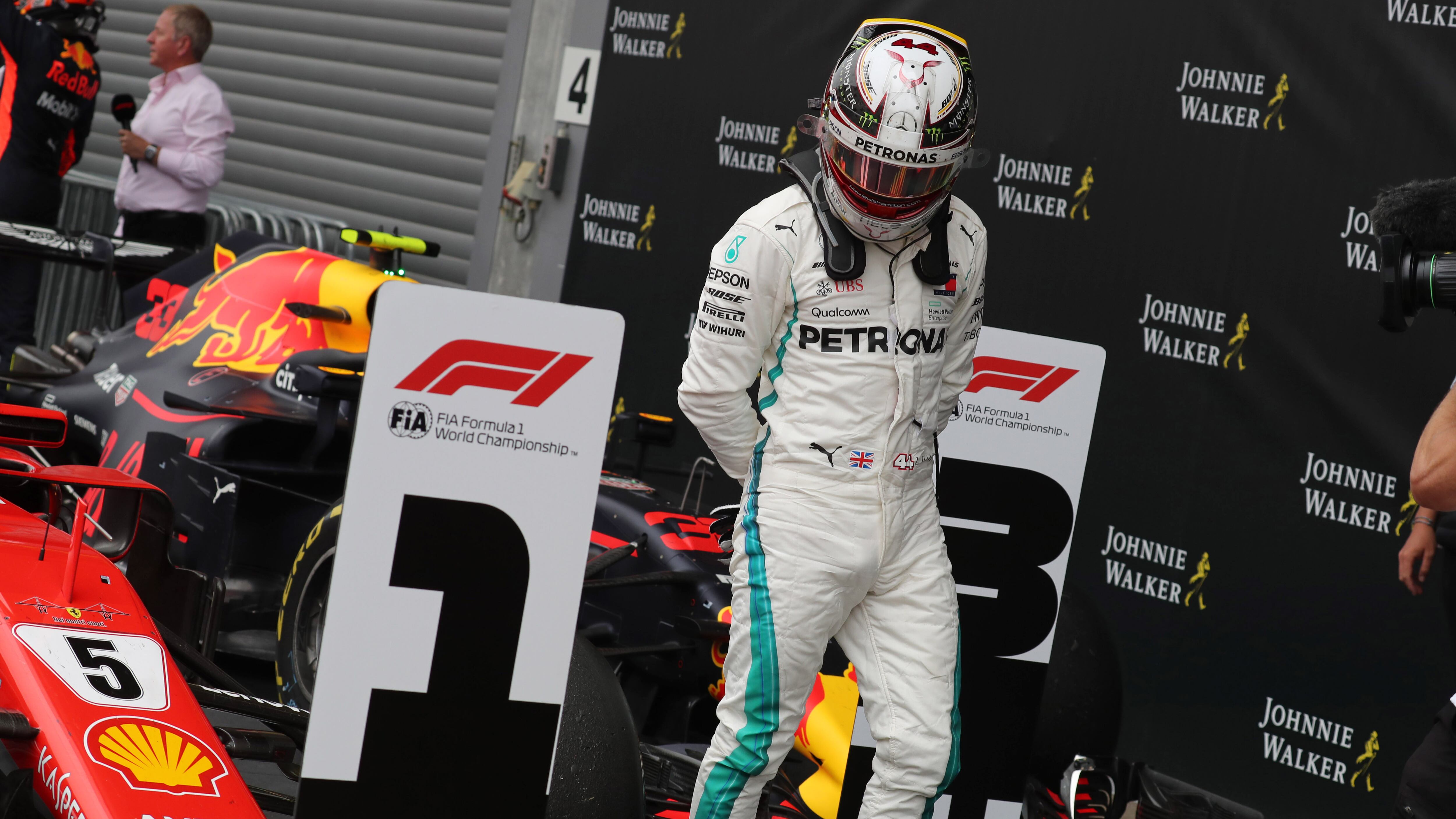 L'inchino di Hamilton alla Rossa di Marchionne