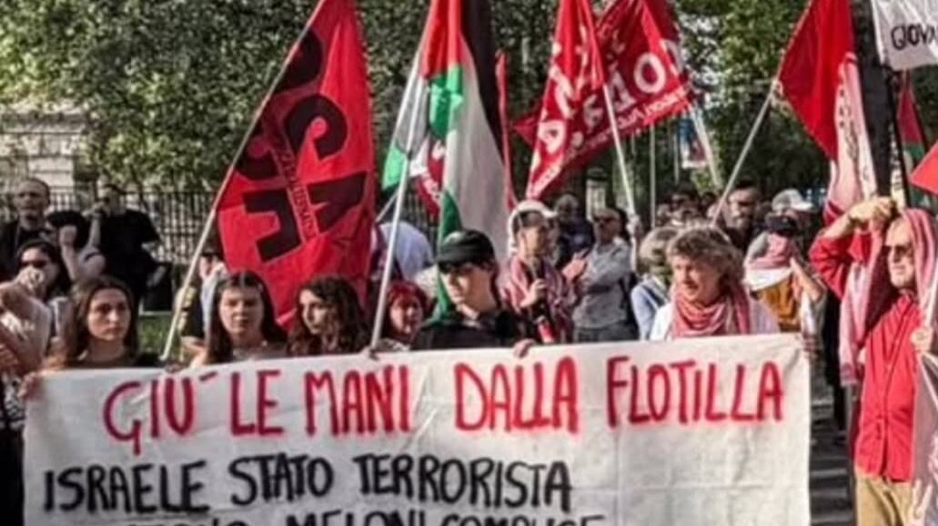 L'ultima follia dei pro Pal: striscioni e insulti alla Meloni