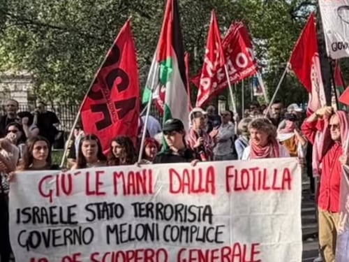L'ultima follia dei pro Pal: striscioni e insulti alla Meloni