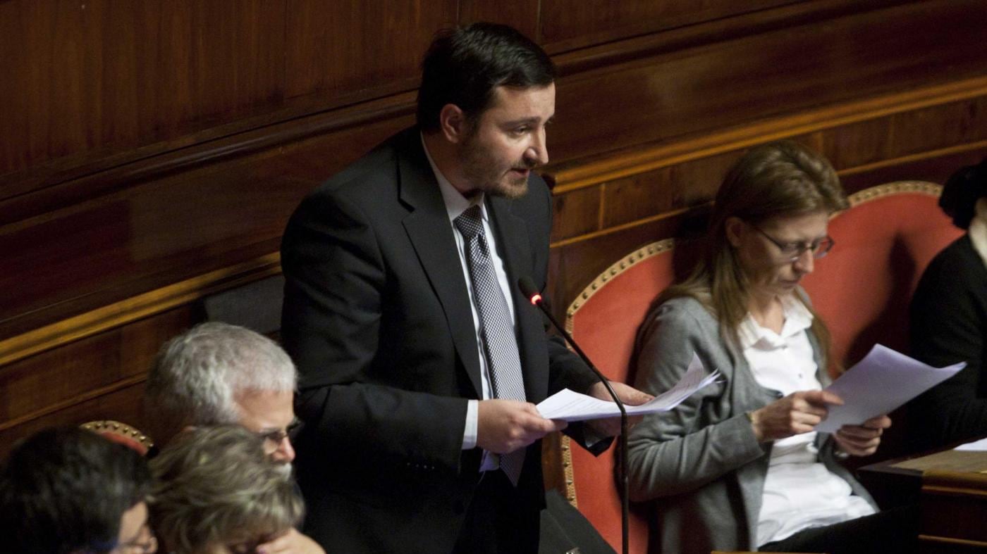 L'ex grillino vuole lasciare il Senato ma l'Aula vota sempre no