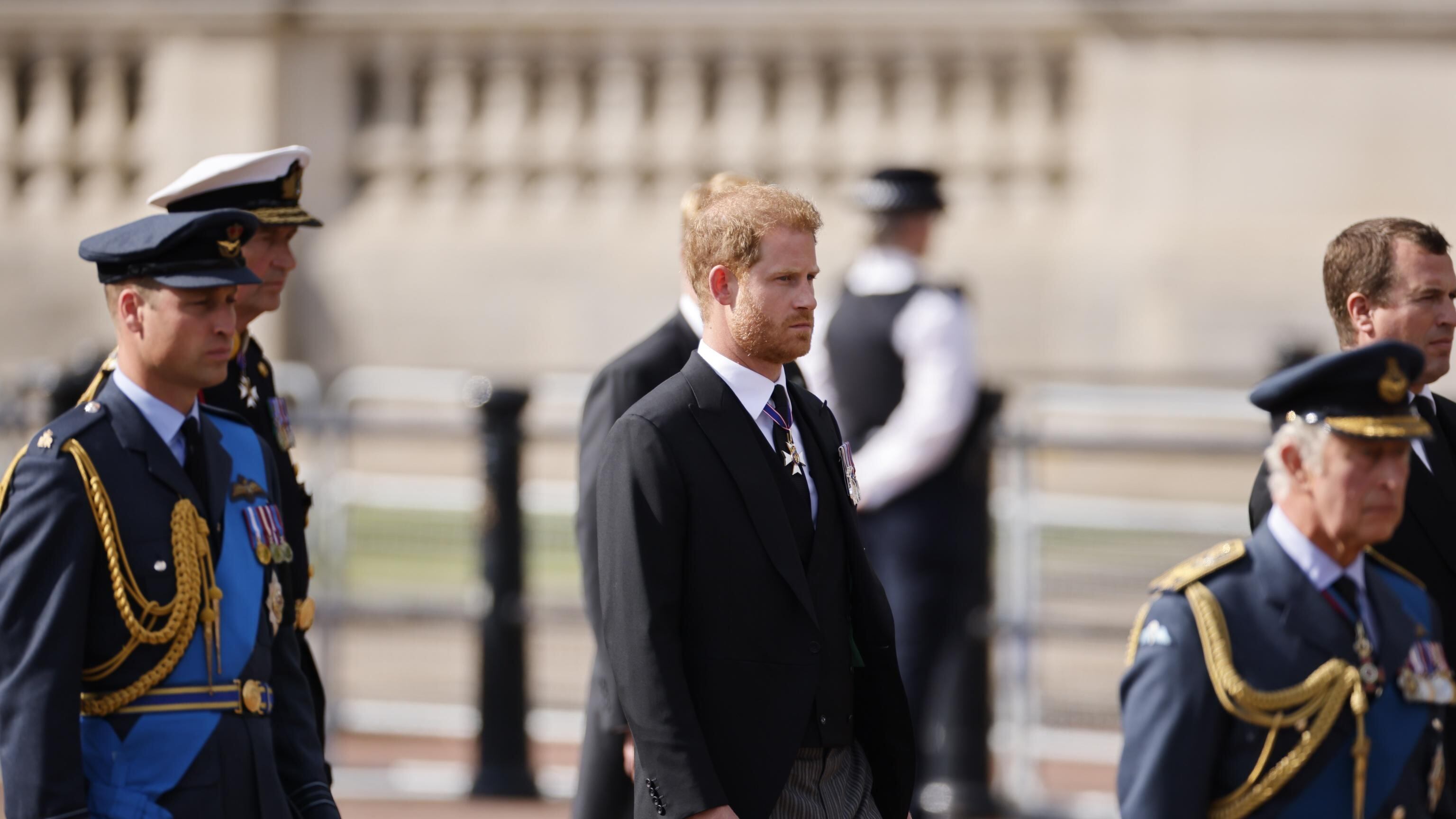 “Su richiesta del re” Harry indosserà la divisa per onorare la Regina