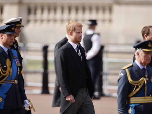 “Su richiesta del re” Harry indosserà la divisa per onorare la Regina
