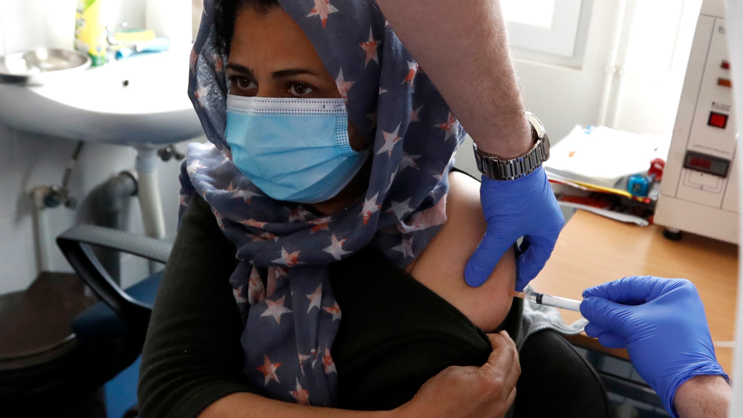 Un'altra "bomba sanitaria" dai migranti: non si sa chi deve vaccinarli...