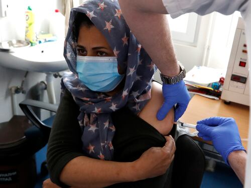 Un'altra "bomba sanitaria" dai migranti: non si sa chi deve vaccinarli...