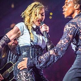 Suore sexy e croci: oggetti di scena "offensivi" del tour Rebel Art di Madonna  10