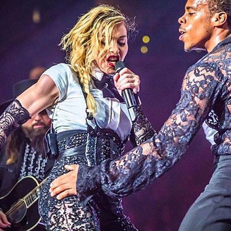 Suore sexy e croci: oggetti di scena "offensivi" del tour Rebel Art di Madonna  10