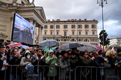 La famiglia, gli amici, i vip: il mondo della tv saluta Costanzo 2