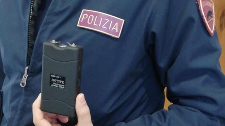Minaccia col taser il rivale in amore a Sanremo