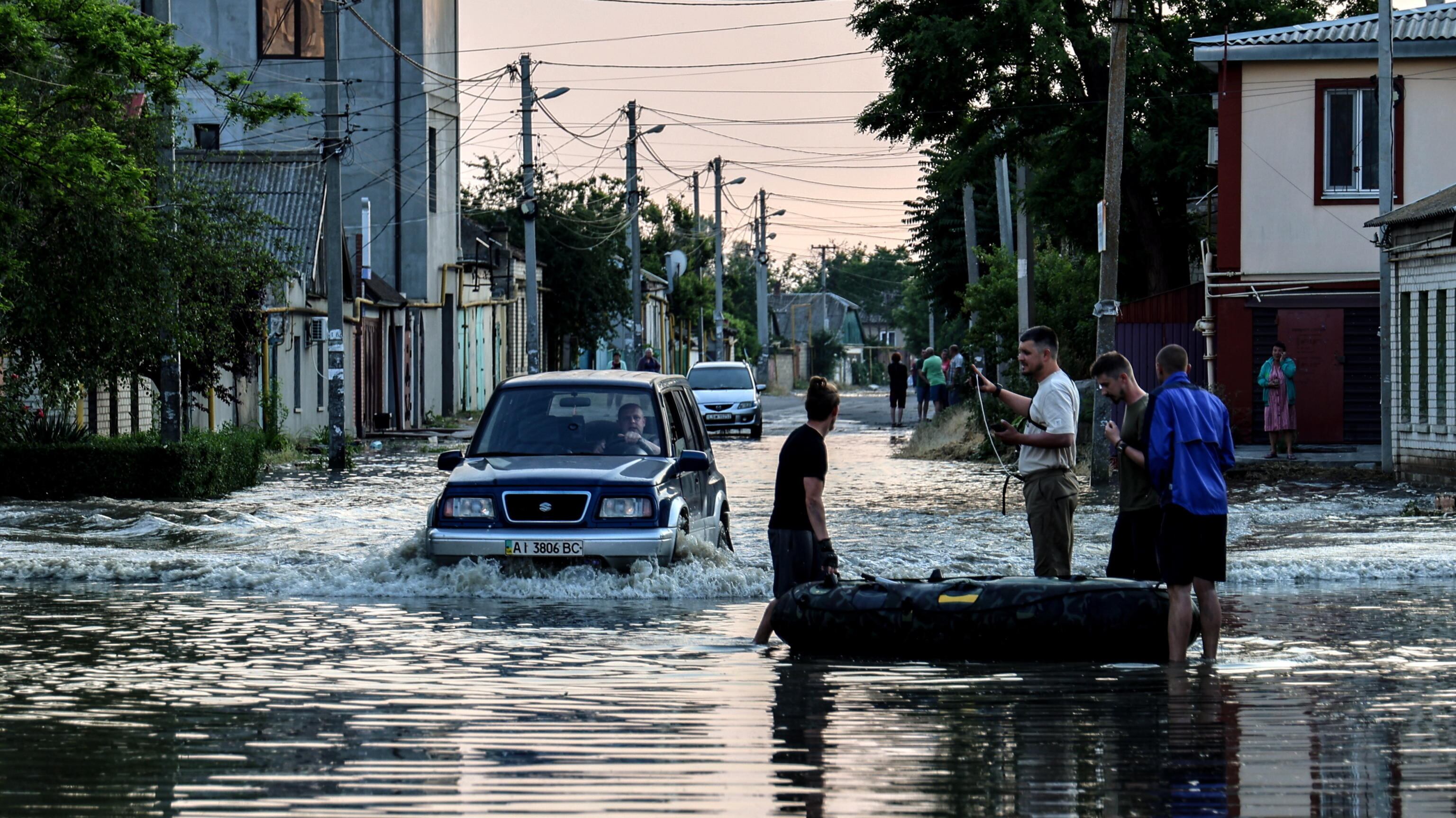Allagamenti ed evacuazioni: l'Ucraina sott'acqua dopo l'esplosione della diga