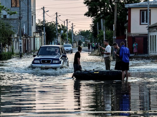Allagamenti ed evacuazioni: l'Ucraina sott'acqua dopo l'esplosione della diga