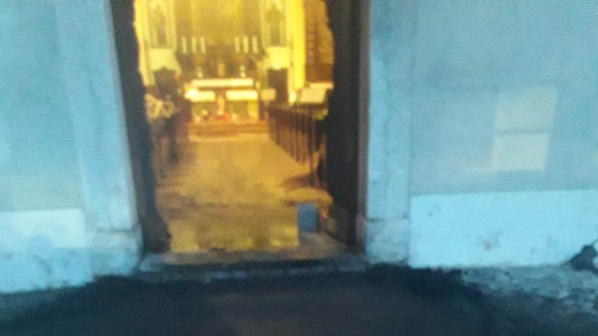 "I veri martiri sono in mare". Incendiato il portone della chiesa che ospitò il presepe anti-aborto