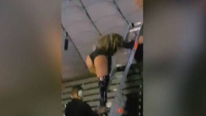 Beyoncé bloccata sul palco: una scala per farla scendere