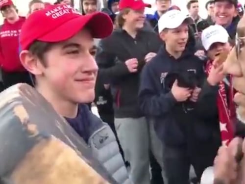 Usa, dietro al video degli studenti che deridono il nativo americano c'è di più