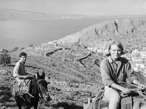 Il tuffo di Leonard Cohen nel mare di Grecia. Così diventò cantante per amore di Marianne