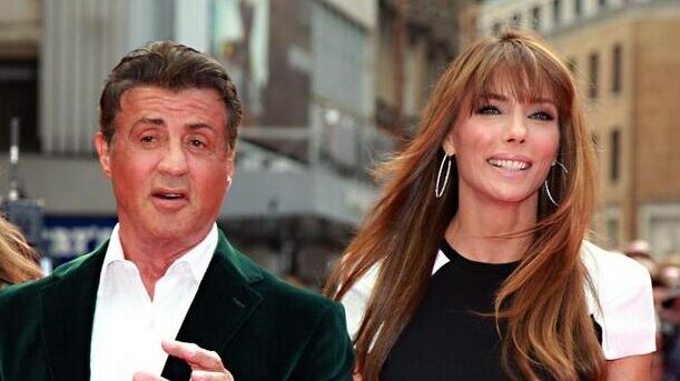 "Ha dissipato il nostro patrimonio". La moglie di Sylvester Stallone chiede il divorzio