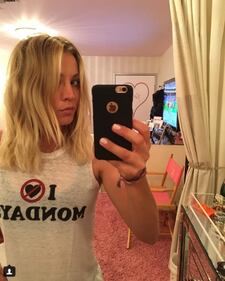 Kaley Cuoco topless su Snapchat 22