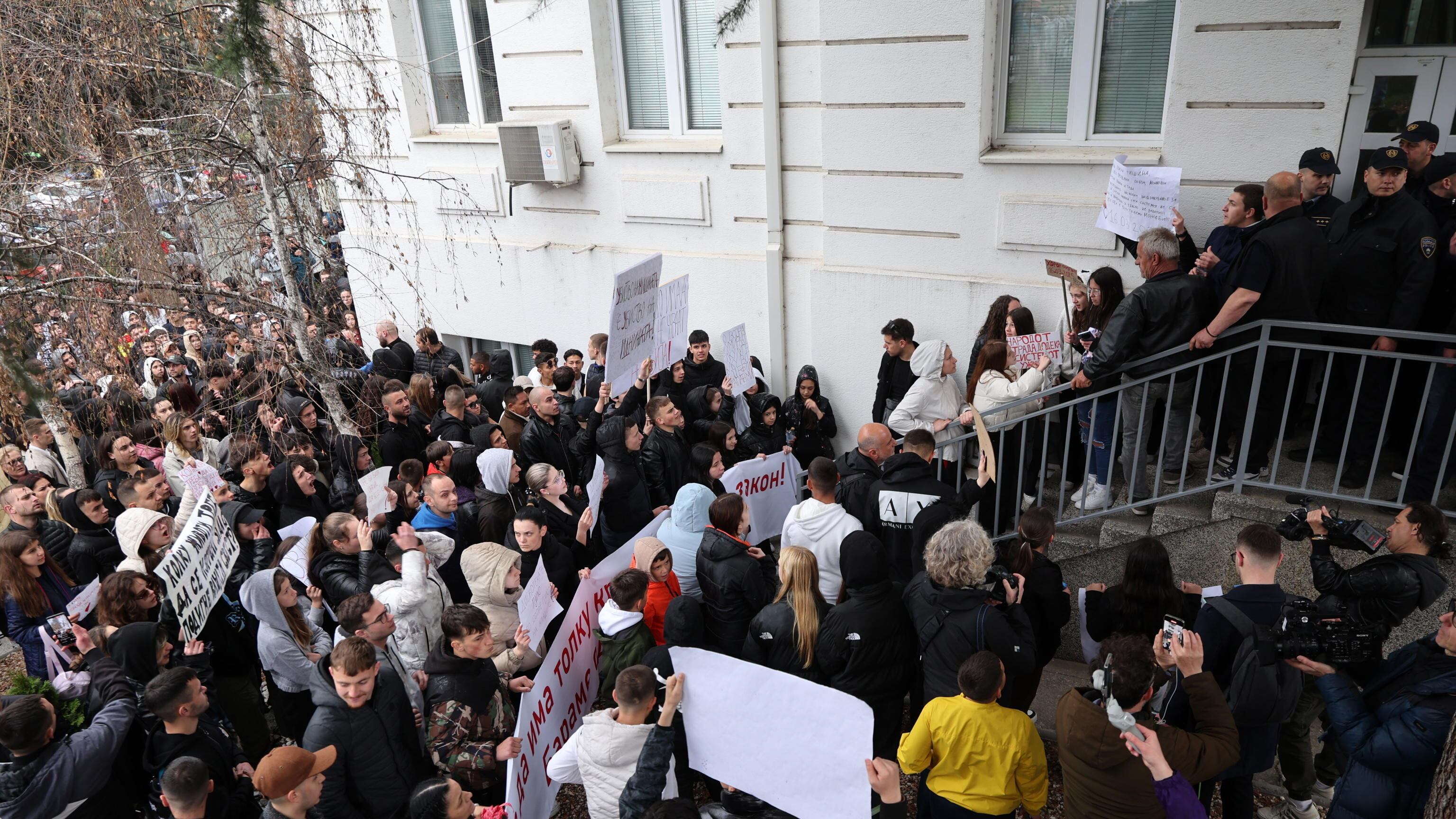 Macedonia, ira e scontri dopo la strage al night: "Rivolta come in Serbia"