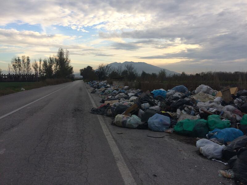 Così non si contrastano abbandono dei rifiuti e roghi tossici nella Terra dei fuochi
