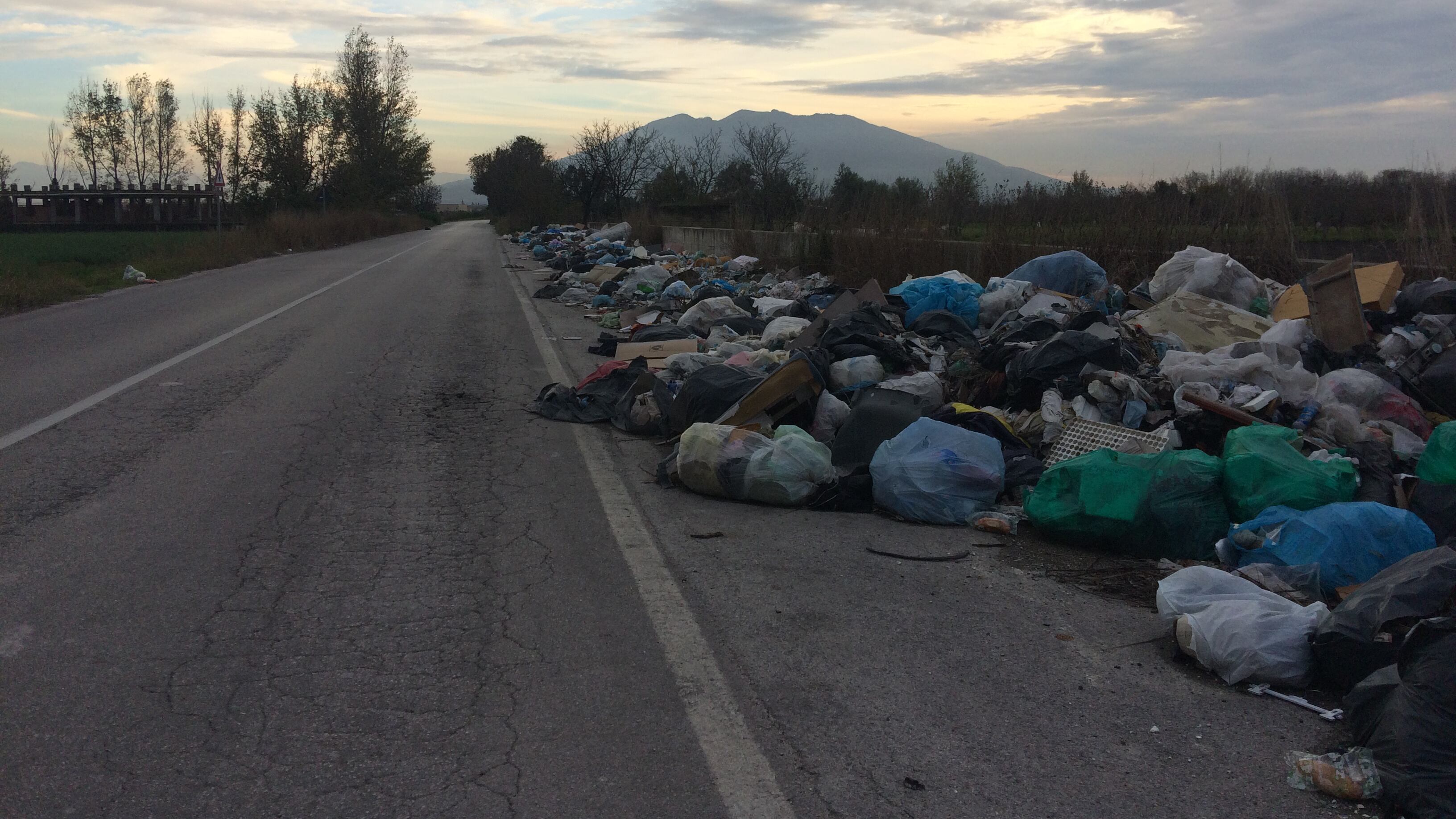 Così non si contrastano abbandono dei rifiuti e roghi tossici nella Terra dei fuochi