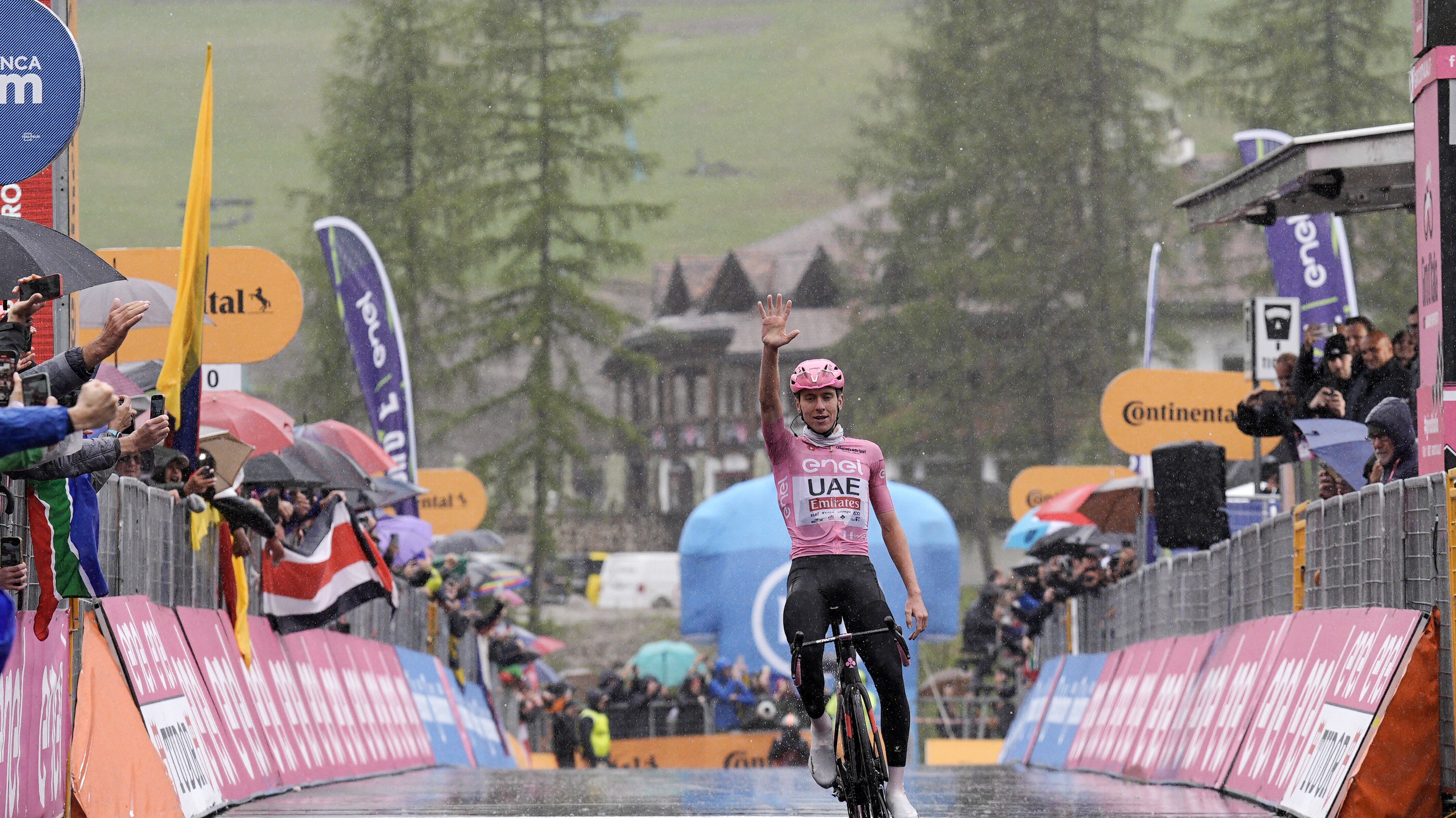 Giro d'Italia, dopo il caos dello Stelvio Pogacar se ne va e vince la sua quinta tappa