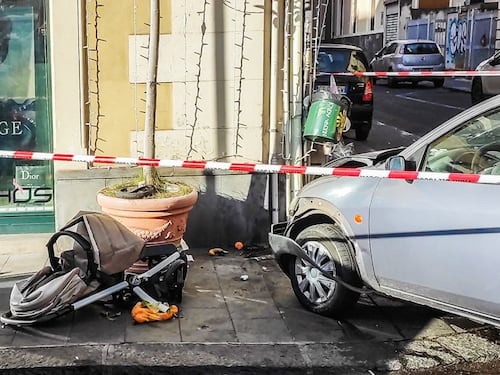 Auto impazzita travolge passeggino: il bimbo rimane illeso