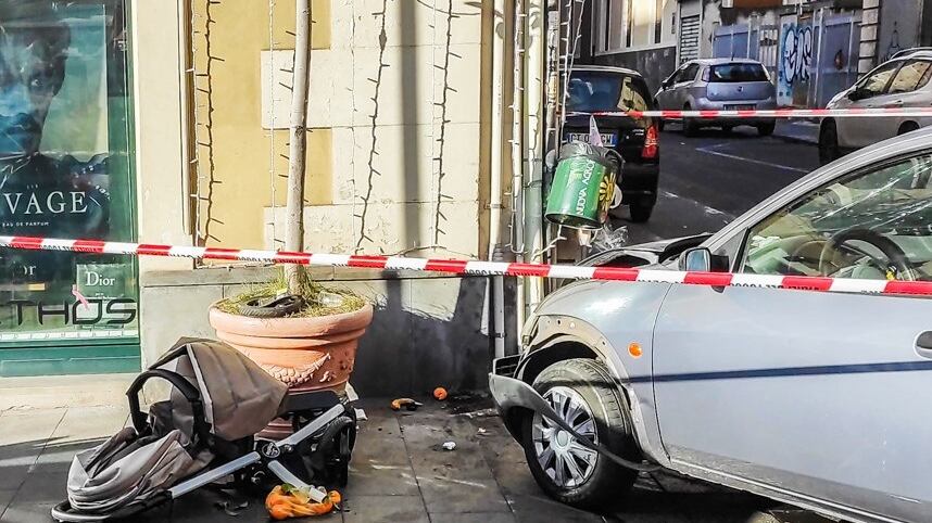 Auto impazzita travolge passeggino: il bimbo rimane illeso