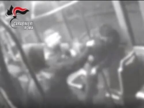 Presa la "banda dei bus": così i ragazzini pestavano gli stranieri