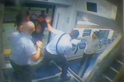 Le immagini dell'aggressione dalla telecamera interna al vagone 2