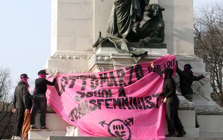 "Generazione meticcia e queer". A Milano sfila il corteo "transfemminista" 4