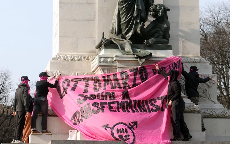 "Generazione meticcia e queer". A Milano sfila il corteo "transfemminista" 4