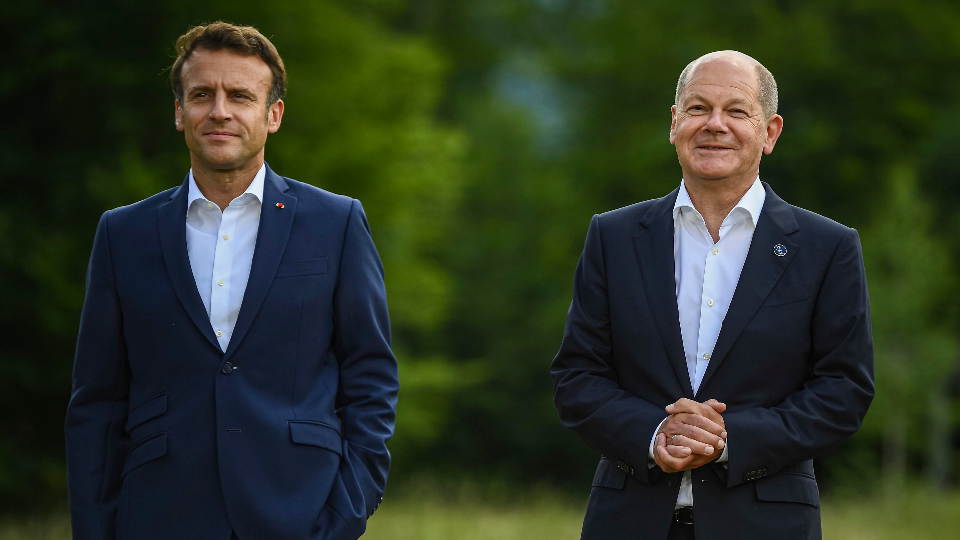 L'oscuro patto Macron-Scholz, il pullman di Berlusconi e Adani: quindi, oggi...