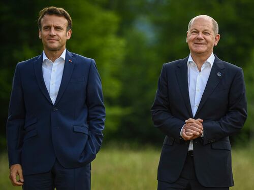 L'oscuro patto Macron-Scholz, il pullman di Berlusconi e Adani: quindi, oggi...