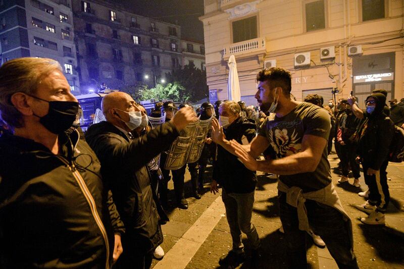 Napoli, guerriglia urbana contro il lockdown 8