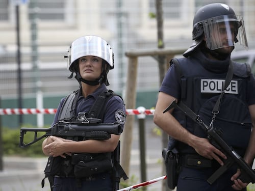 Sette arresti in Francia, Cazeneuve: "Minaccia mai così alta"