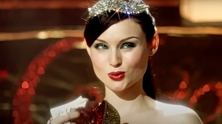 Torna in Italia la regina della dancefloor Sophie Ellis-Bextor. Il suo successo riportato in auge da "Saltburn"
