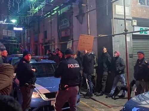 Genova, i centri sociali fanno irruzione alle cena della Lega: interviene la polizia
