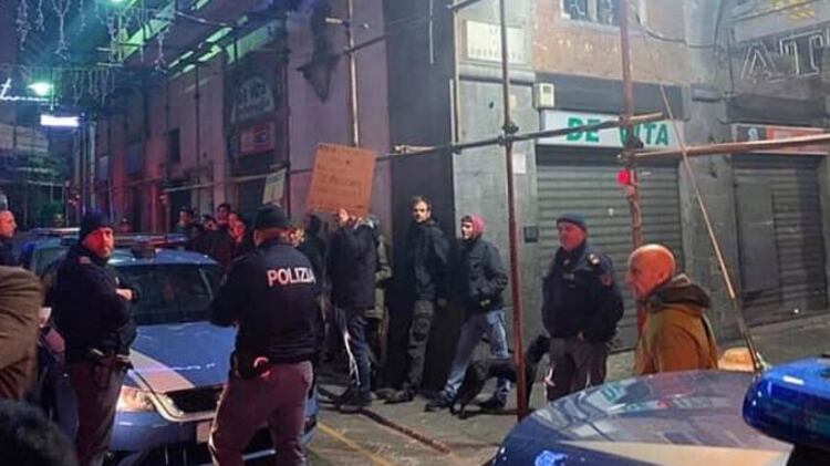 Genova, i centri sociali fanno irruzione alle cena della Lega: interviene la polizia
