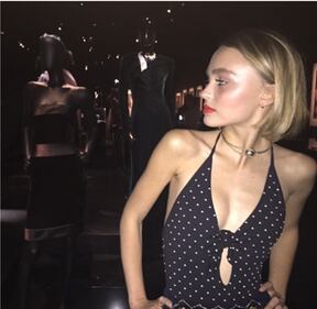 Lily-Rose Depp, topless bollente per la tintarella 6