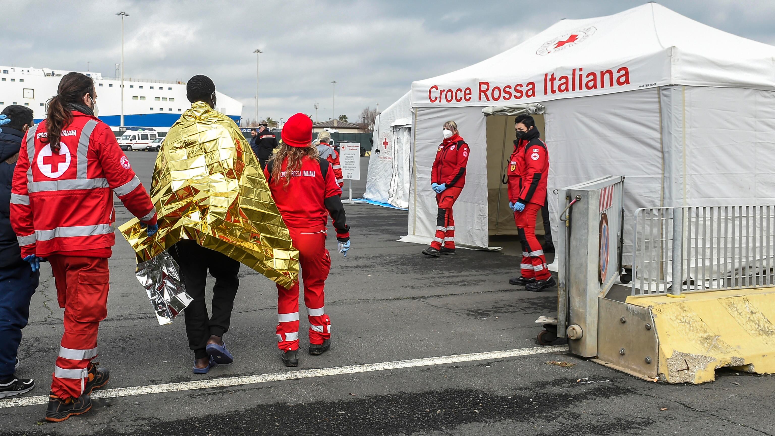 Altri sbarchi, hub strapieni. L'invasione senza tregua
