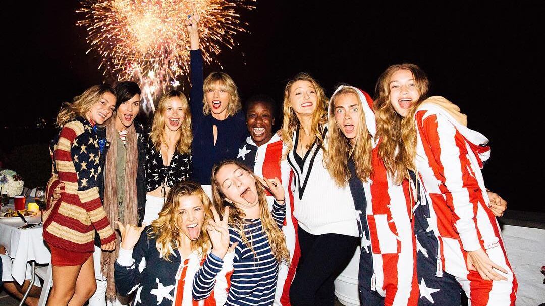 Il 4 luglio di Taylor Swift, con Cara (Delevingne), Gigi (Hadid) e Tom (Hiddleston)