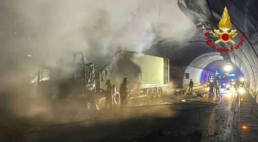Tir in fiamme nella galleria autostradale: il salvataggio dei Vigili del fuoco 4