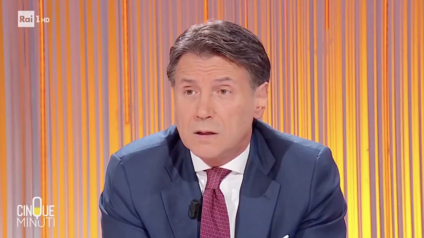 "50 euro ai migranti, 1 euro alle famiglie". L'ultimo delirio di Conte (che viene smascherato)