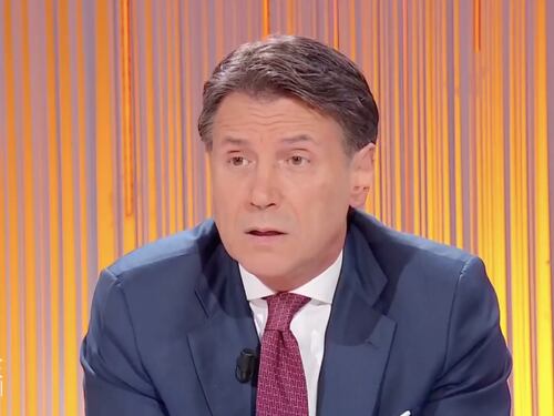 "50 euro ai migranti, 1 euro alle famiglie". L'ultimo delirio di Conte (che viene smascherato)