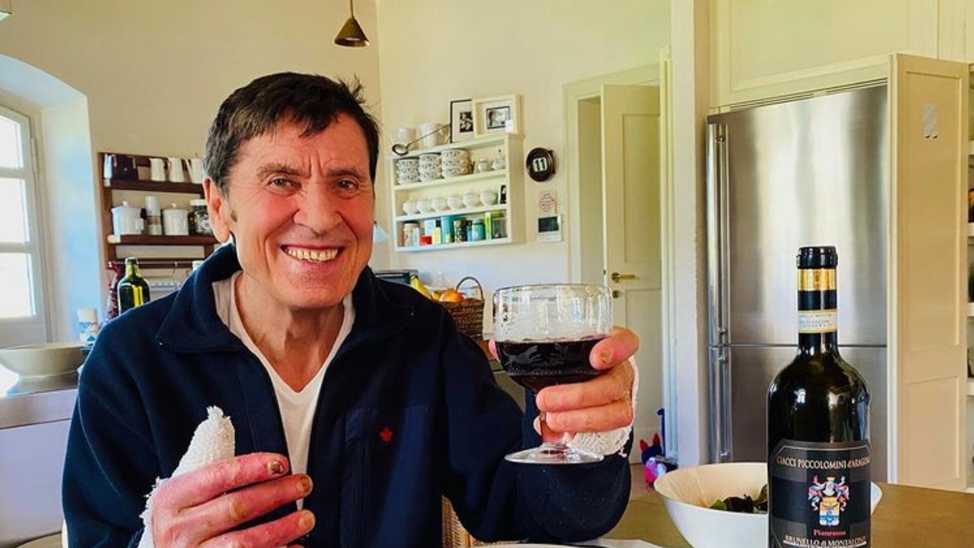 "La mano è gravemente danneggiata". I timori di Morandi dopo l'ospedale