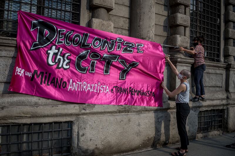 Femministe in piazza a Milano contro Montanelli 7