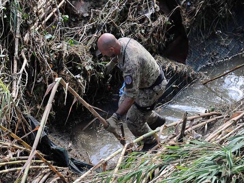 Sopravvissuto all'alluvione di Livorno, ringrazia i parà: "Salvo grazie a voi"