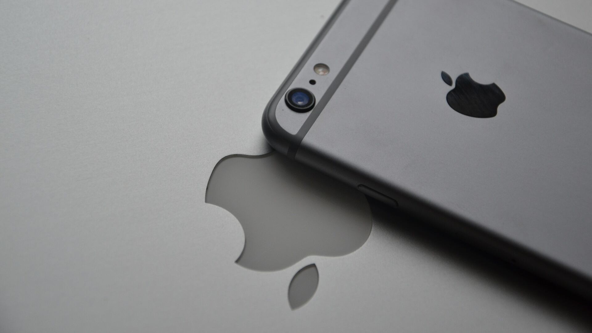 "Basta caricabatterie e cuffiette": pure Apple si dà al "gretismo"?