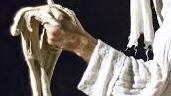 Spettatori commensali di un insolito banchetto che è parte dello spettacolo